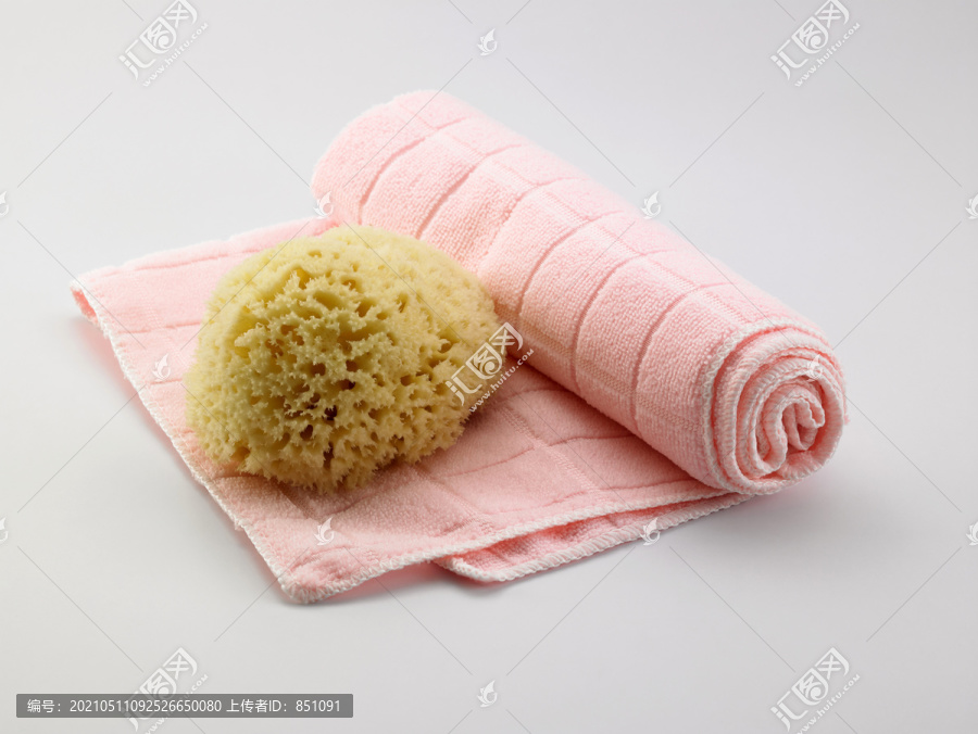 粉色毛巾上的天然海绵
