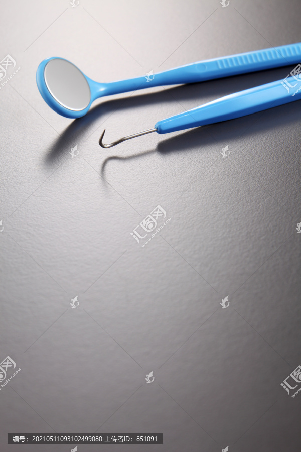 基本牙科工具隔离在灰色