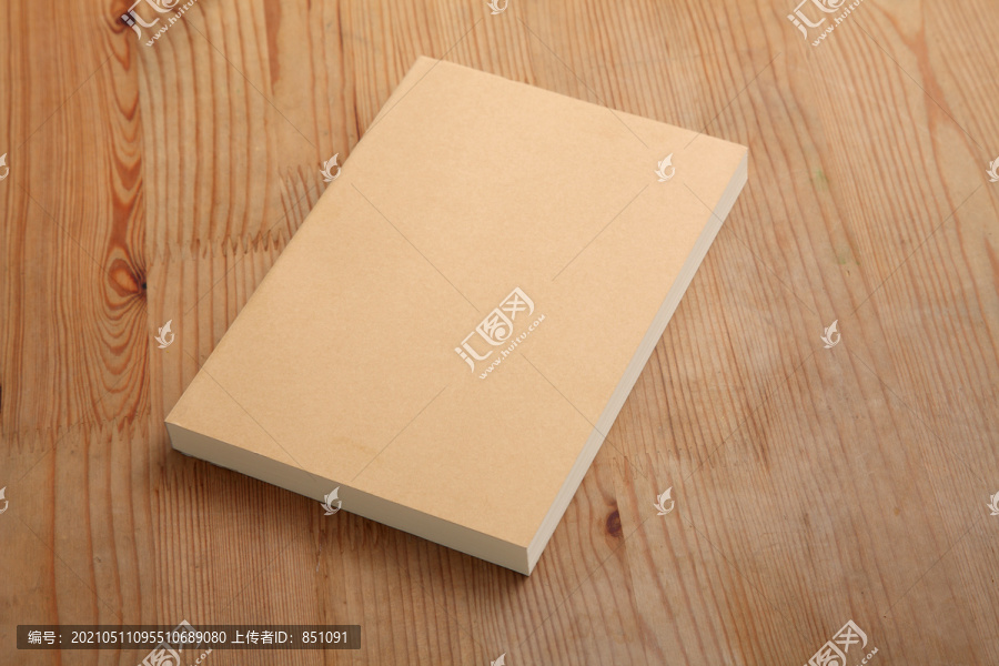 木桌上的空白书