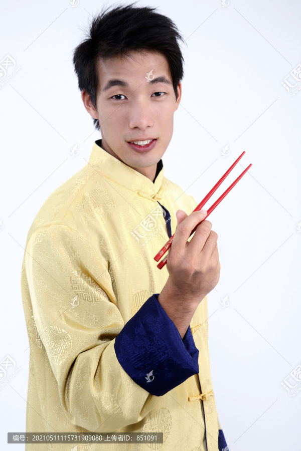 拿筷子的年轻人