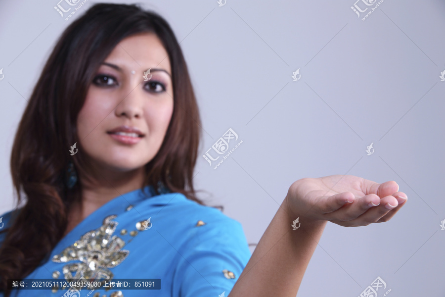 穿着纱丽的印度女人对着镜头摆姿势