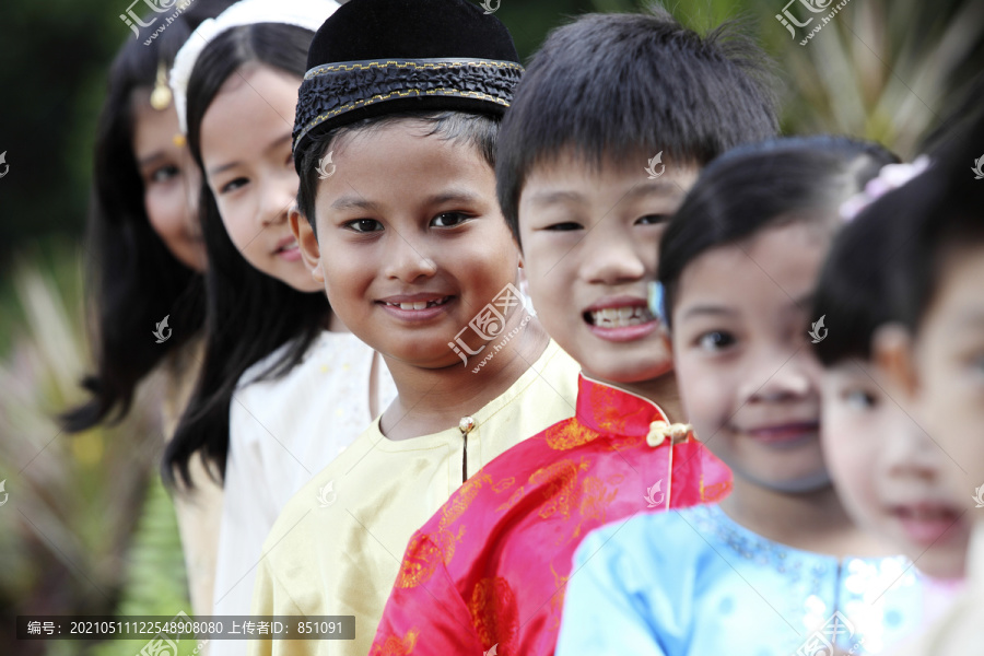 传统服装的多种族儿童特写镜头
