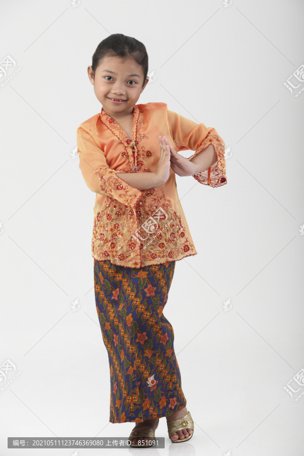 穿着传统服装的马来女孩