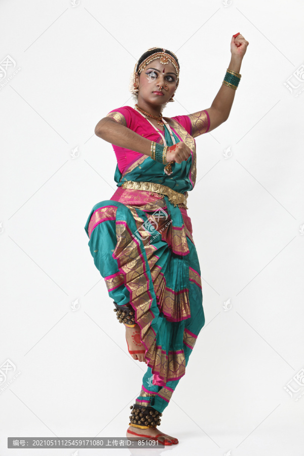 表演传统舞蹈的印度舞者