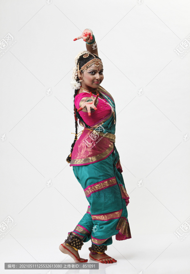 穿着传统服装表演传统舞蹈的印度舞者