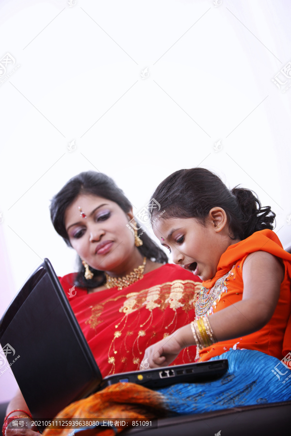 使用笔记本电脑拍摄母女低角度照片