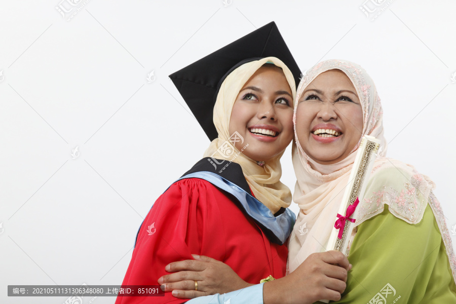 一个快乐的毕业生和她的母亲