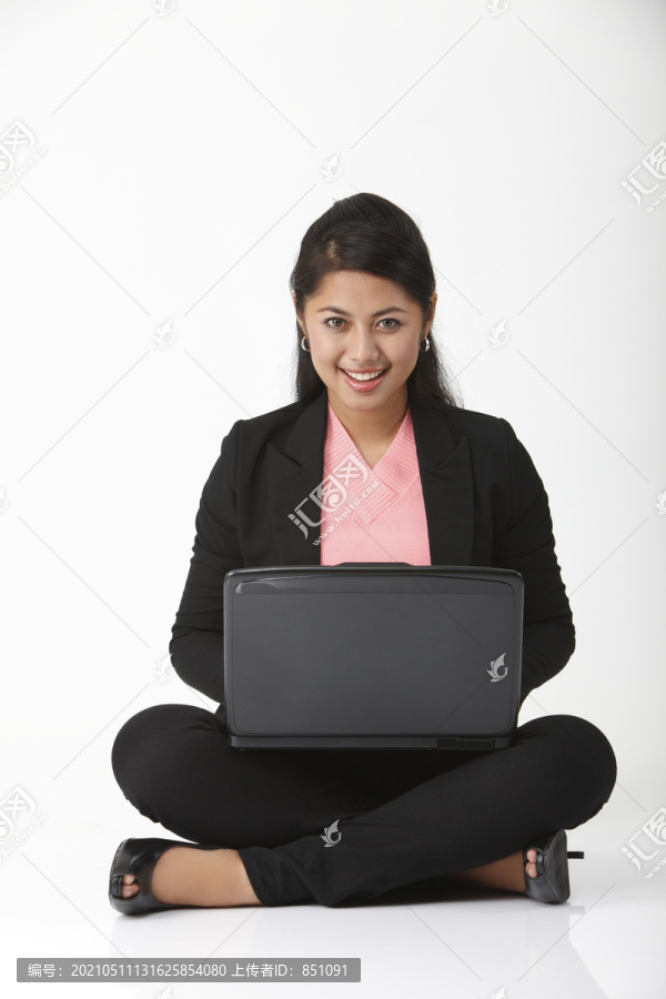 带笔记本电脑的女商人正面图
