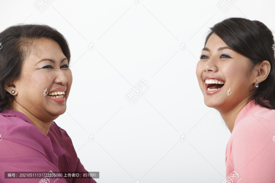 母亲和女儿的剪影，笑着