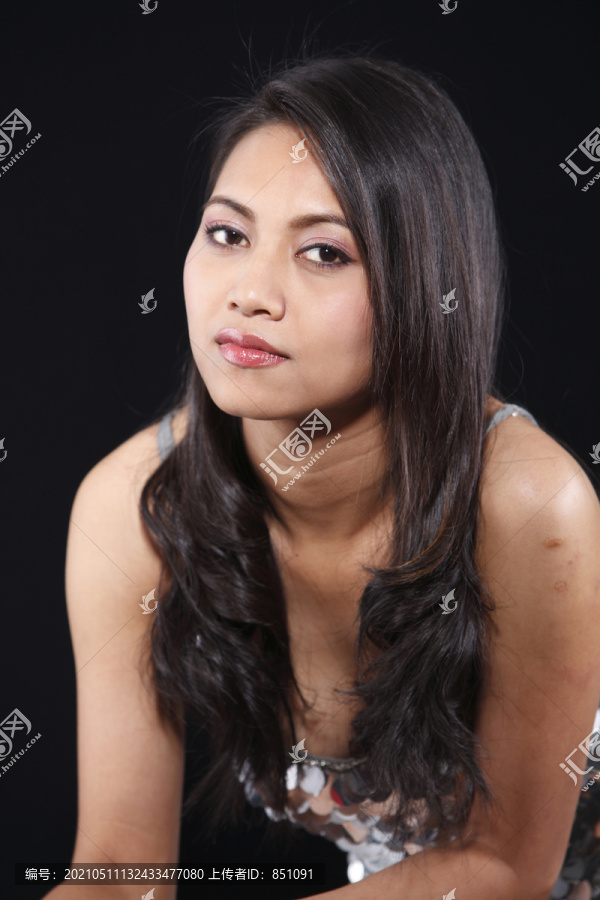 一个留着漂亮发型的女人的肖像。