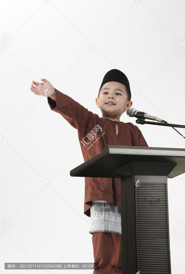 穿着传统服装的马来男孩的年轻演说家