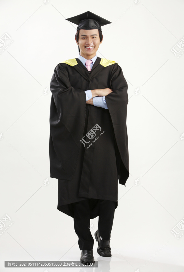 穿毕业礼服的男人的全身