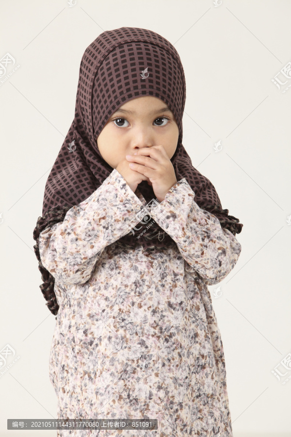 一个年轻的马来西亚穆斯林女孩的画像遮住了她的嘴
