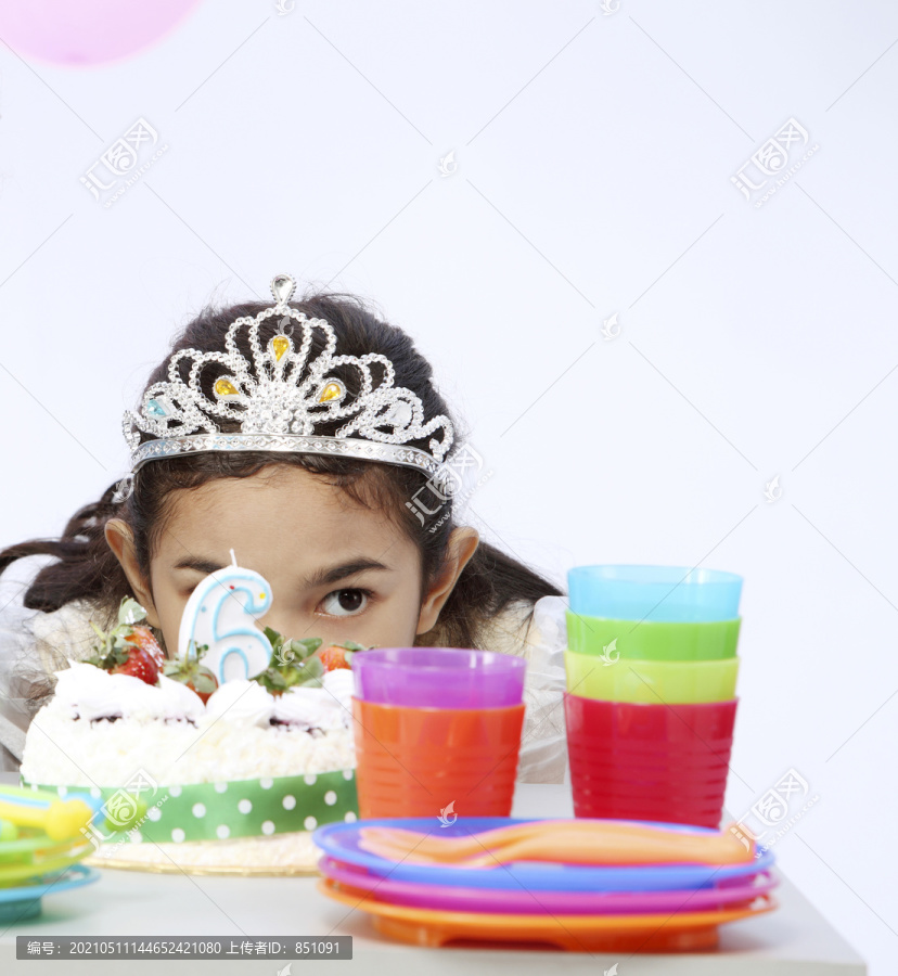 生日女孩躲在生日蛋糕后面