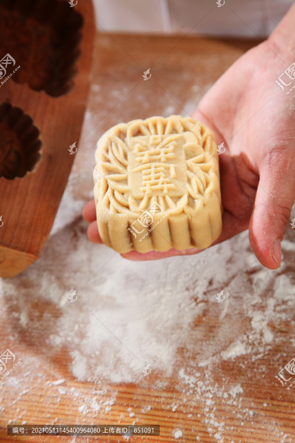 厨师用木模浇铸月饼