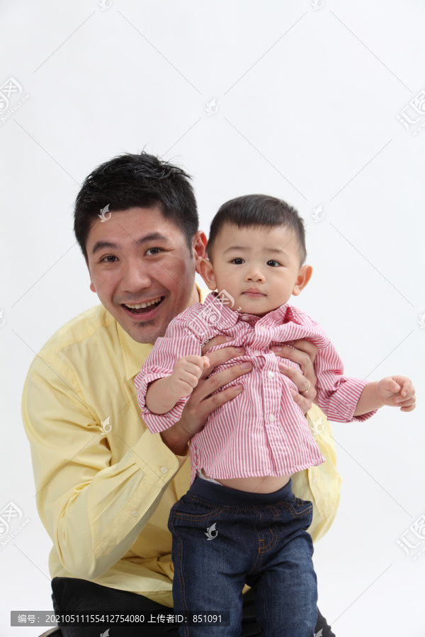 快乐的父亲抱着他的儿子