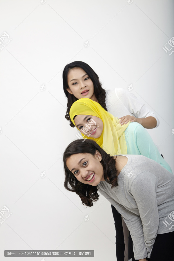 三个不同种族的马来西亚人假装从墙上偷看