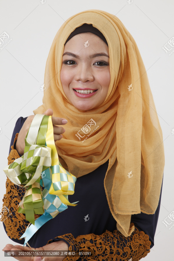 特写马来女人，图东拿着一束装饰性的披肩