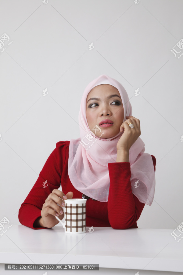 休息的马来女人喝杯茶
