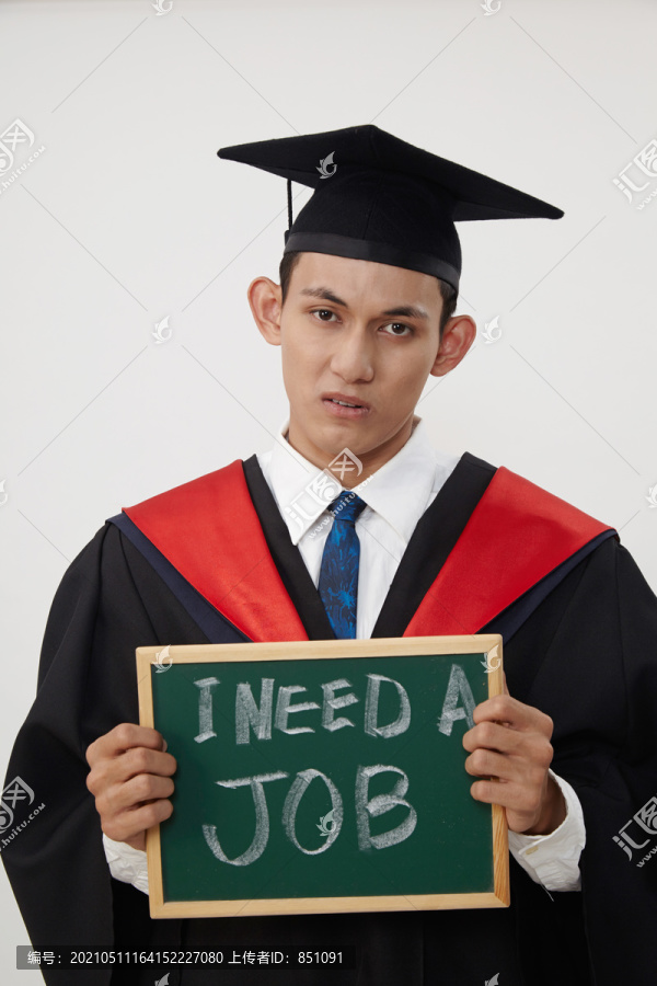 拿着黑板的马来毕业生需要一份工作