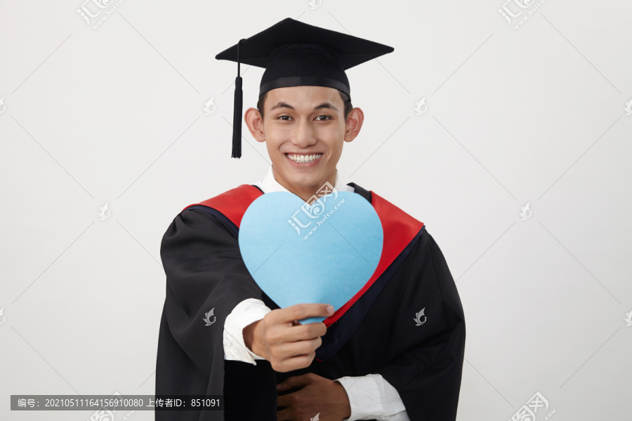 马来毕业生手持心形卡片板