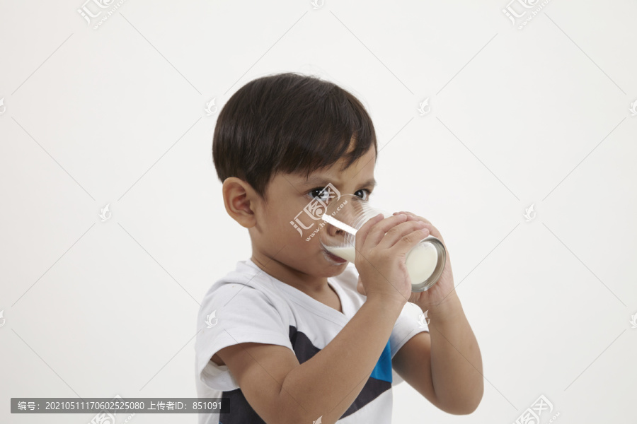 拿着一杯牛奶的马来男孩