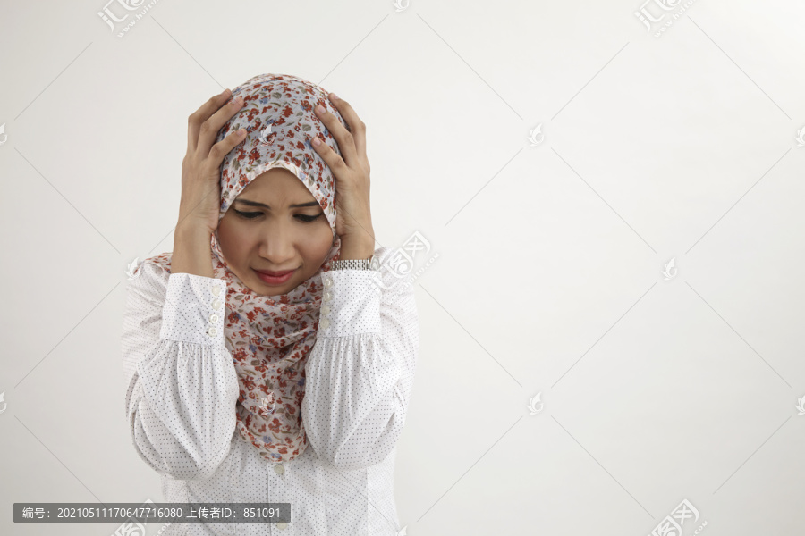 表情悲伤不安的马来妇女