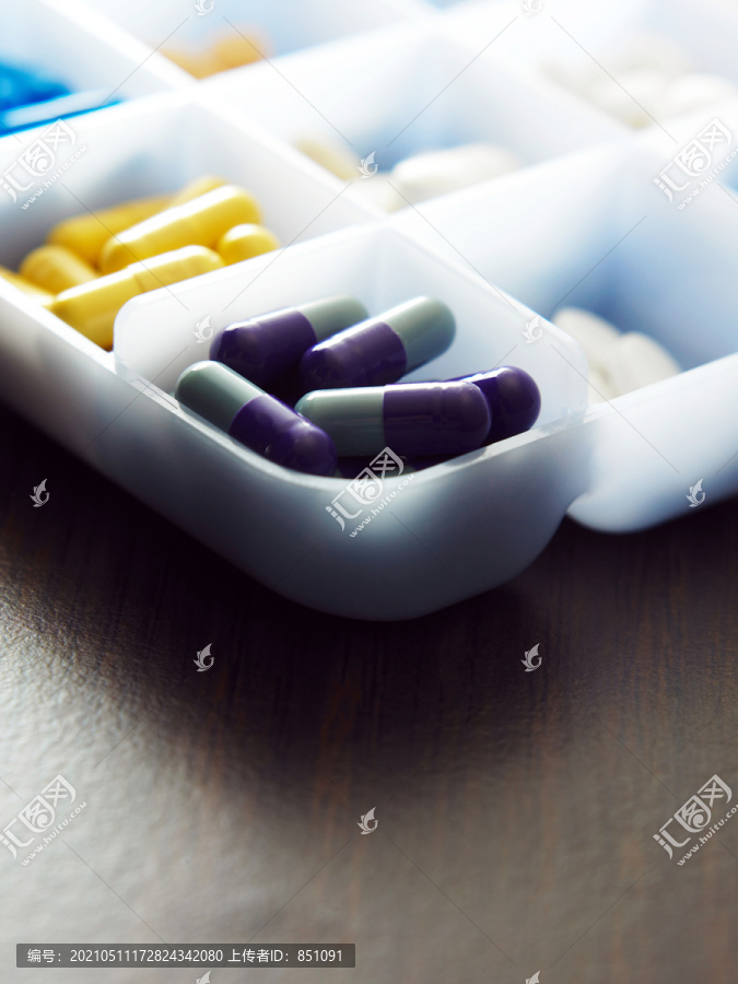 药盒内少数彩色药丸视图