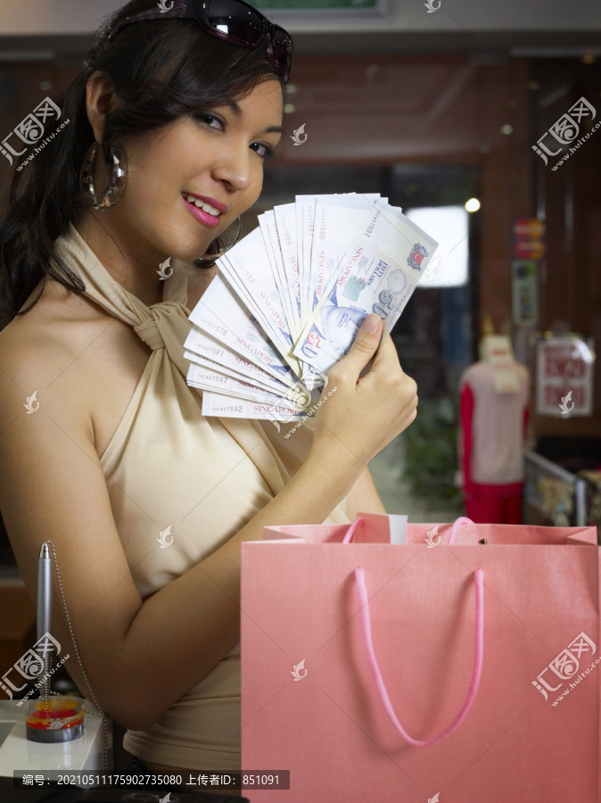 年轻女子在零售柜台玩现金
