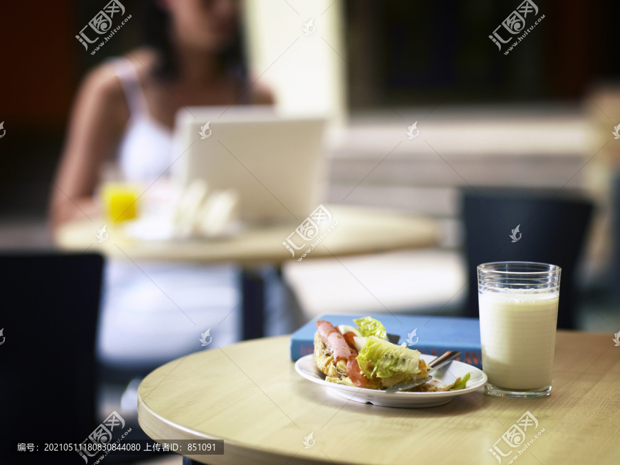 以女性为背景关注早餐