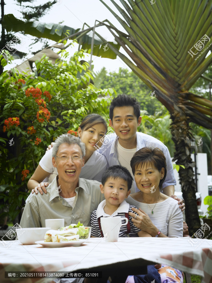 一家人在花园里聚会