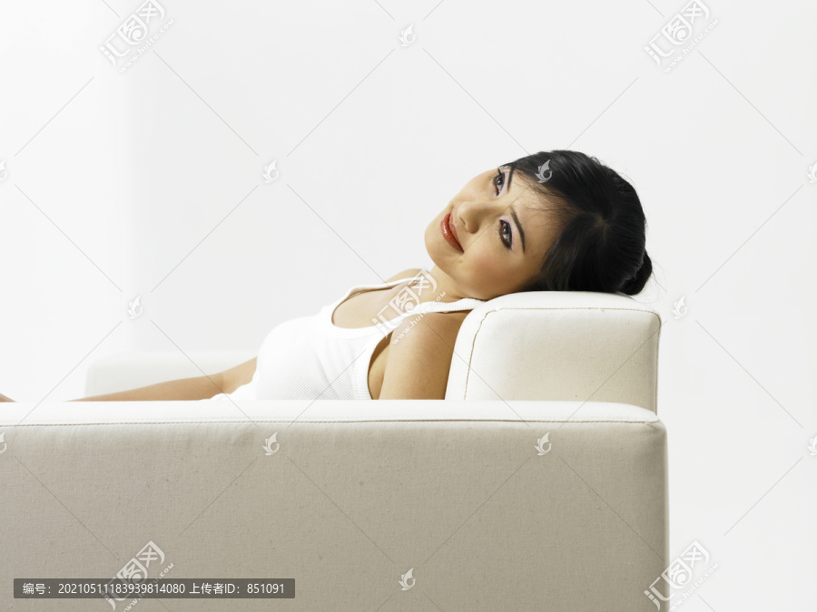 坐在白色沙发上的女人
