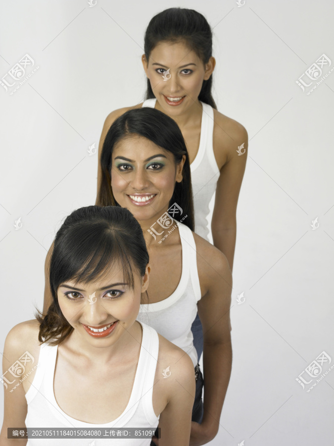 三位亚洲年轻女性的顶视图