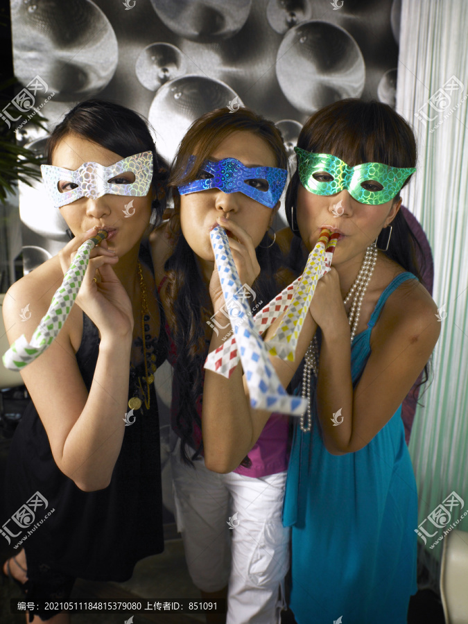 三个年轻女子在聚会上玩得很开心