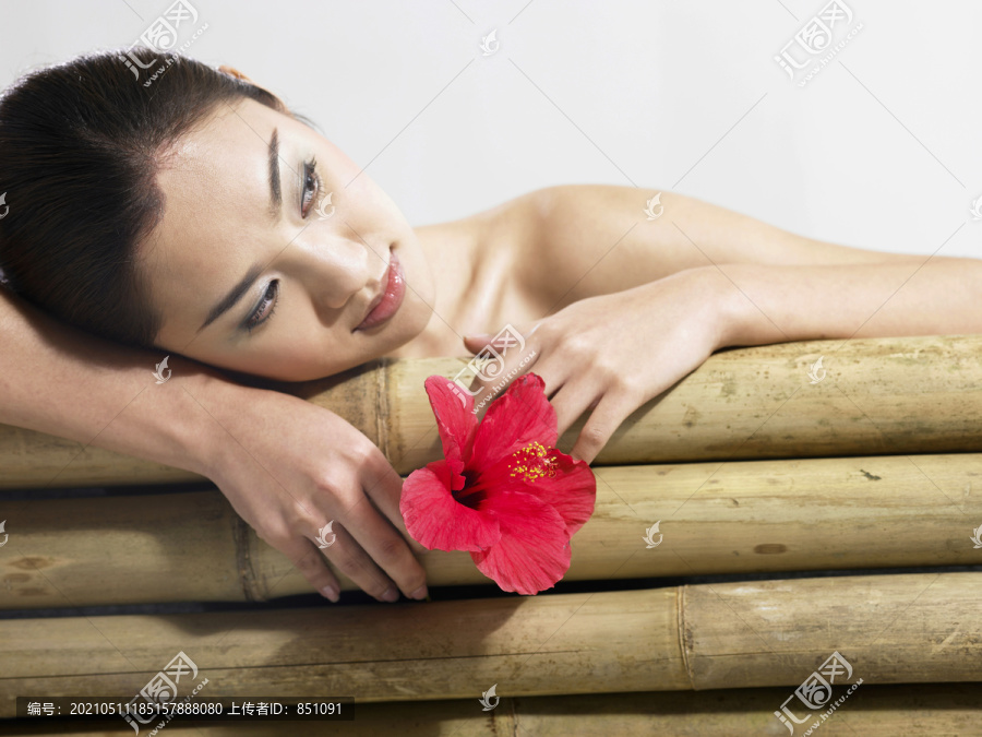 亚洲女人抱着芙蓉在浴缸里放松