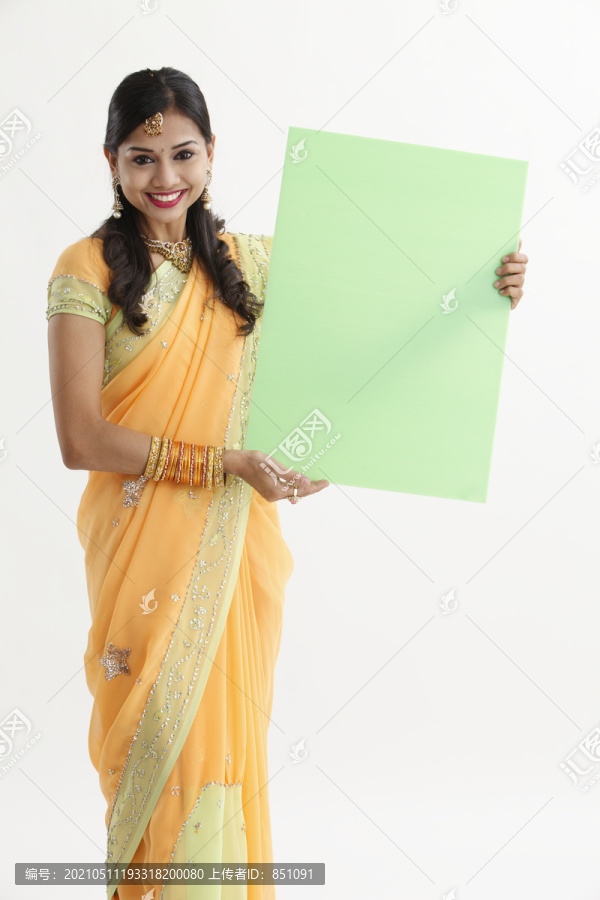 手持绿色标语牌的印度美女