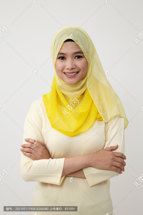 马来妇女手臂交叉在白色背景上