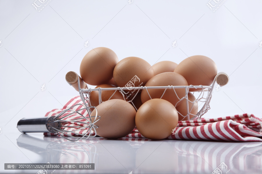 一篮子鸡蛋和搅丝器