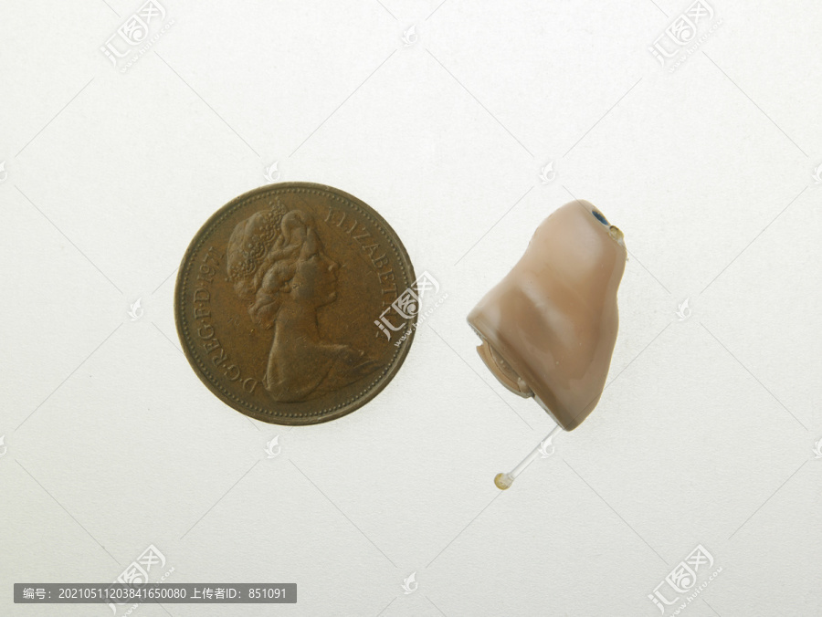 今天的助听器与硬币大小相比