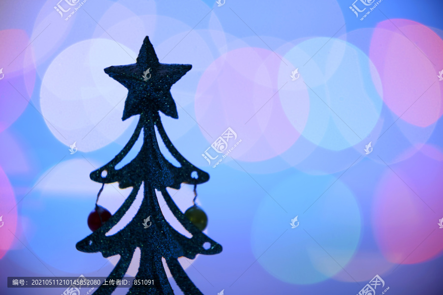 剪影迷你装饰圣诞树与波基背景