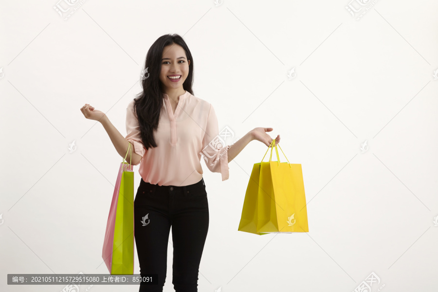 在白色背景下购物的女人