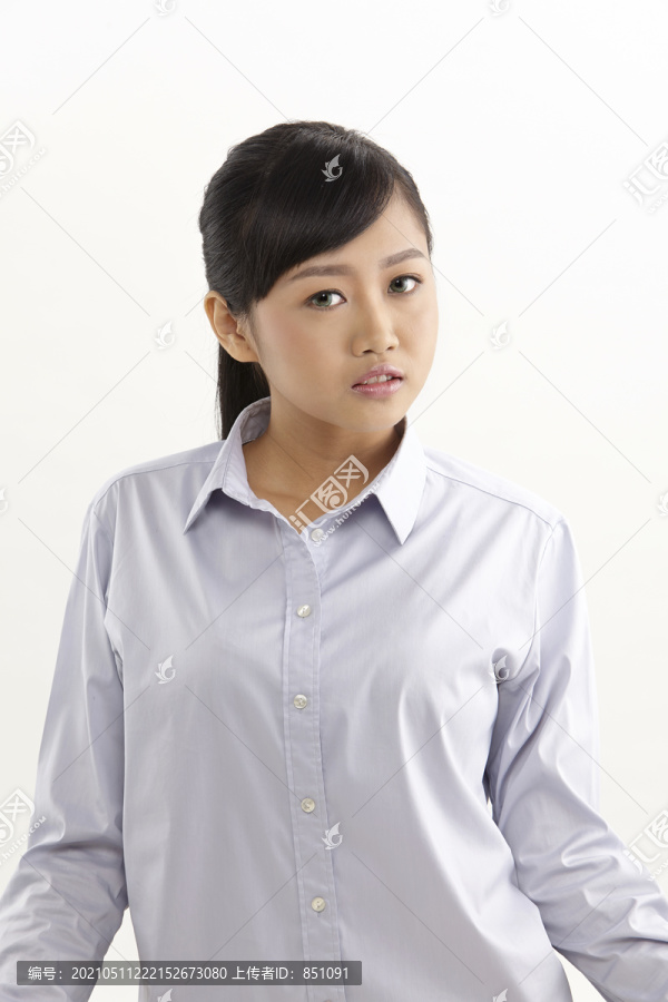 白色背景上的亚洲女性肖像