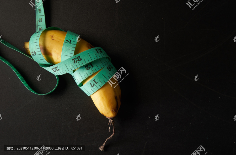 用卷尺包着的短香蕉