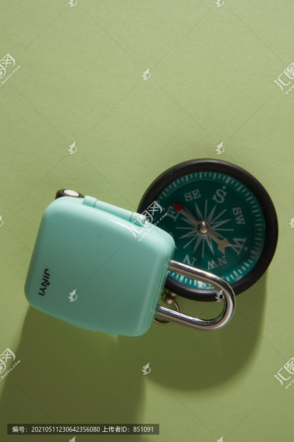 微型绿色行李和指南针。形象用于旅游，商业理念。