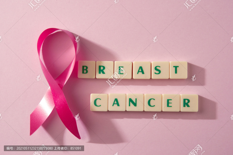 丝带和妇女健康乳腺癌字写在方块上。