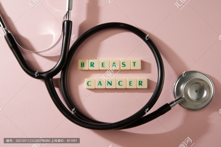 妇女健康乳腺癌字写在方块上。