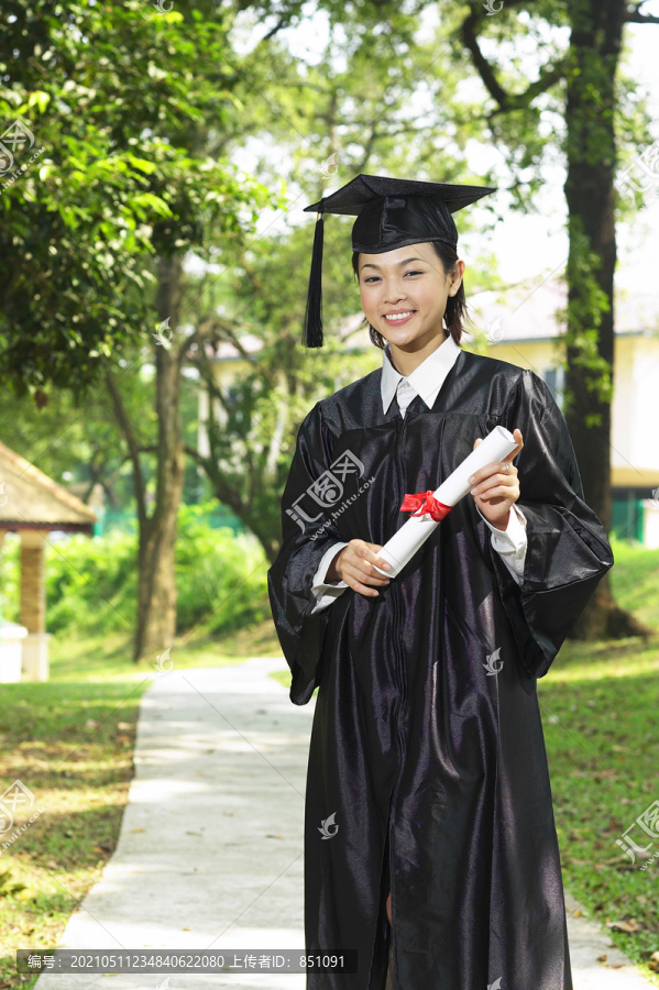 穿着毕业礼服的女人