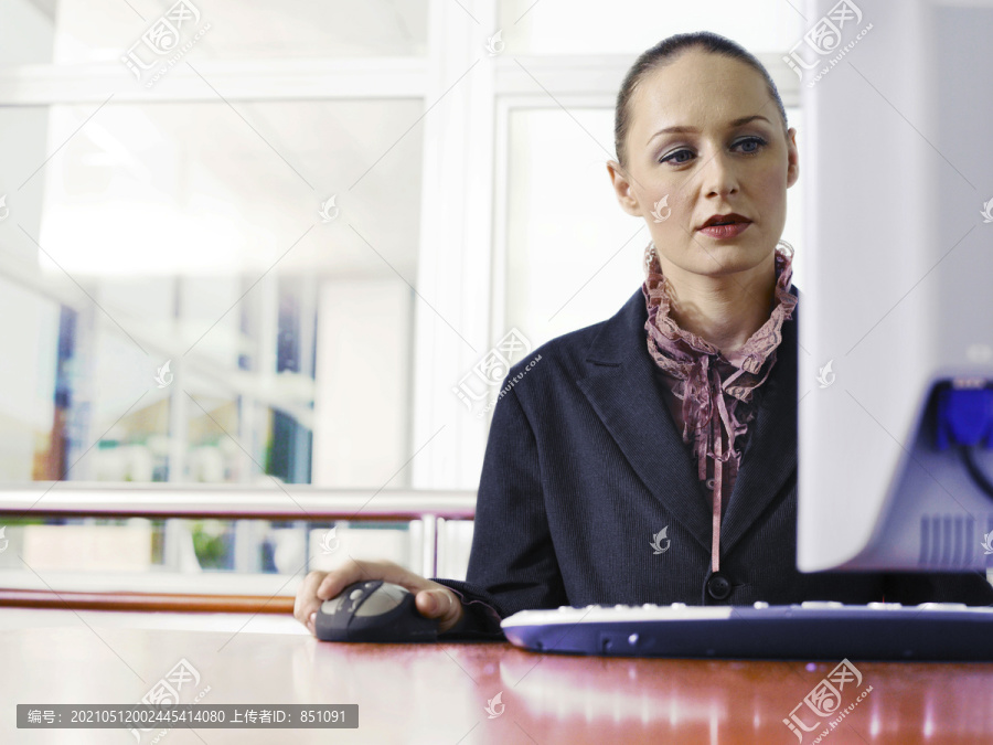 女商人使用电脑桌面