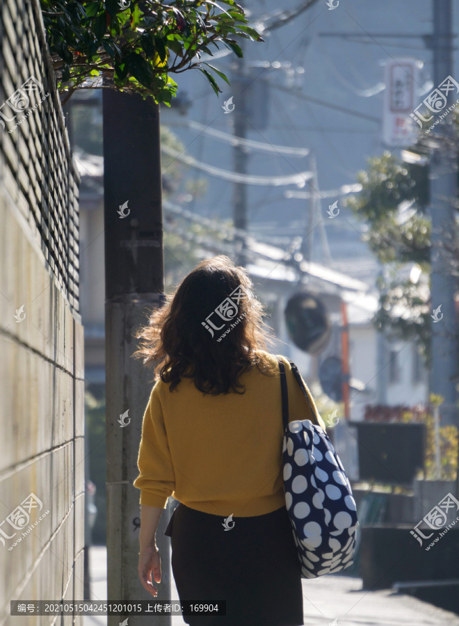 步行披肩发女人背影