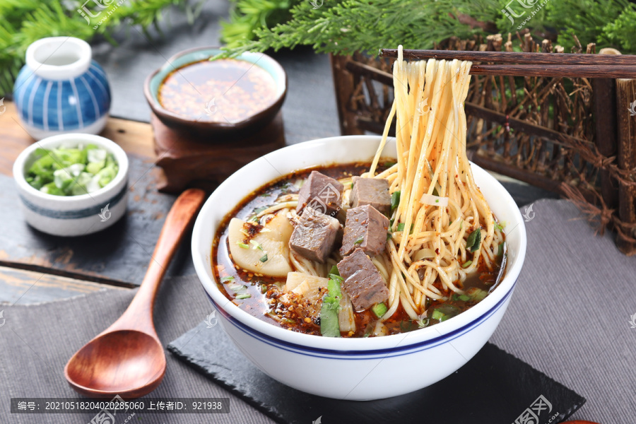 传统牛肉拉面手持